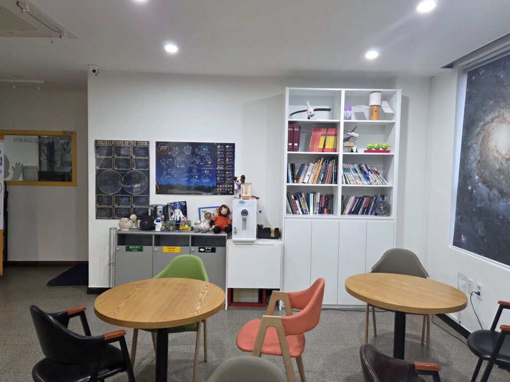 어린이 천문 체험학습 스페이스랩 별자리천문대의 강의실 책상과 의자가 아이들이 수업오기전의 모습입니다.