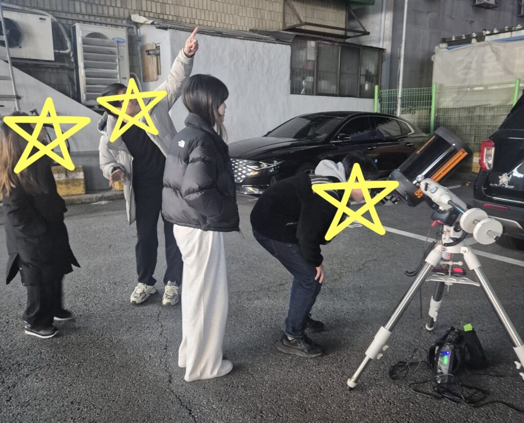 성남 철뚝길에서 진행한 찾아가는 천문대 행사에서 망원경이 주차장에 놓여 있습니다.